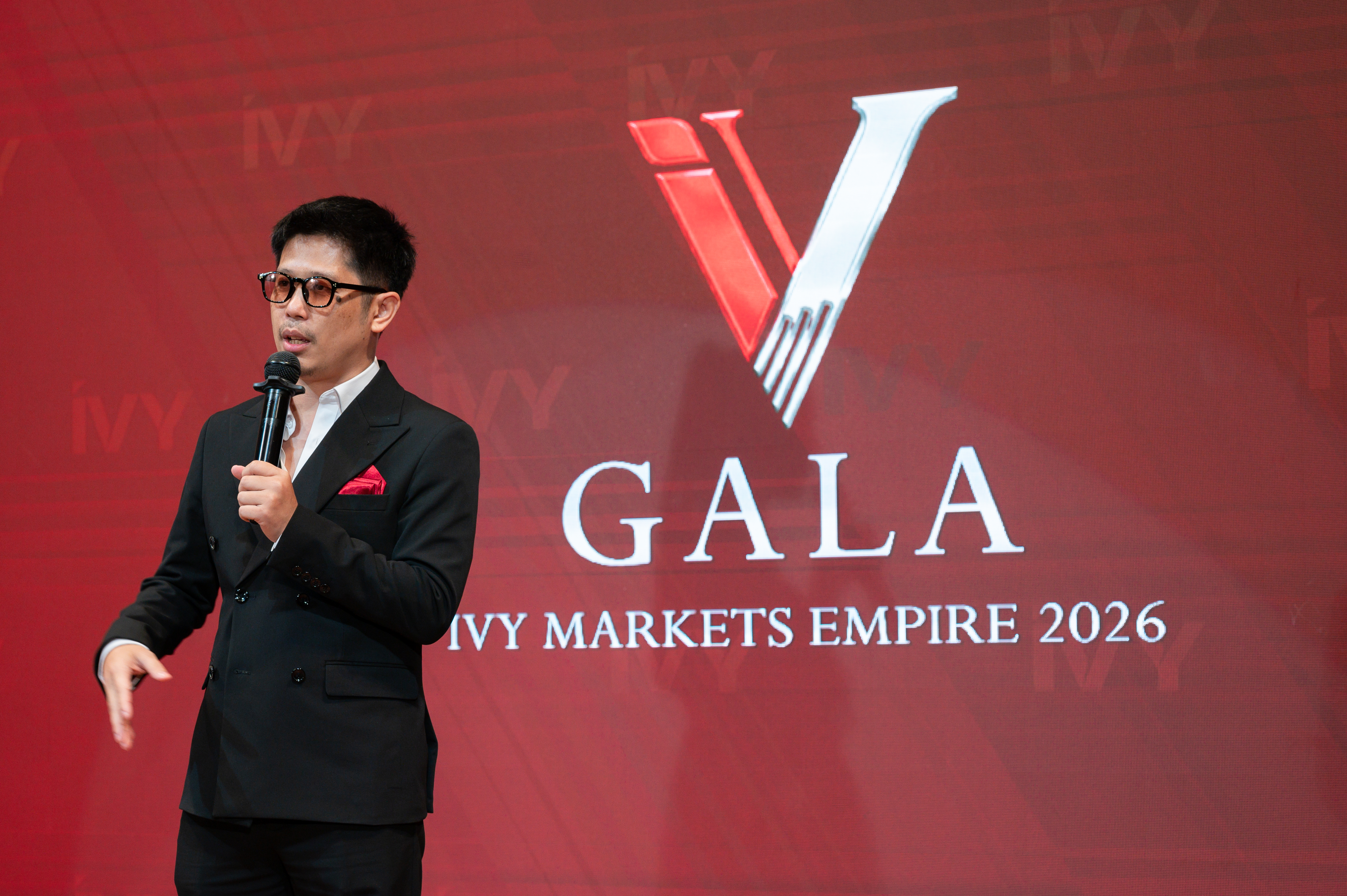 โอ๊ปบรรยายบนเวทีงานสัมมนา IVY Markets Empire 2026
